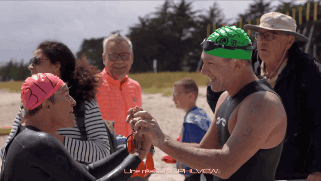 Deux nageurs se félicitant mutuellement.