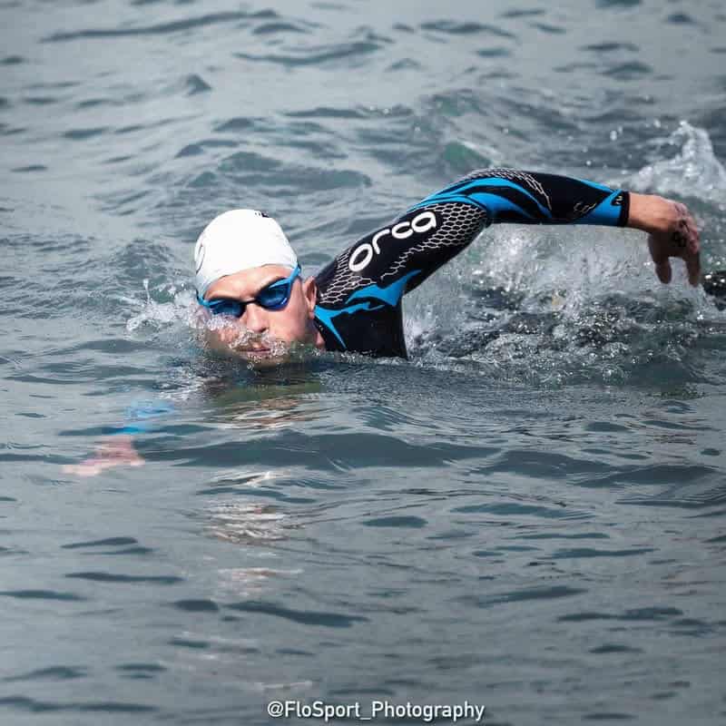 Un nageur en pleine mer pratiquant le crawl