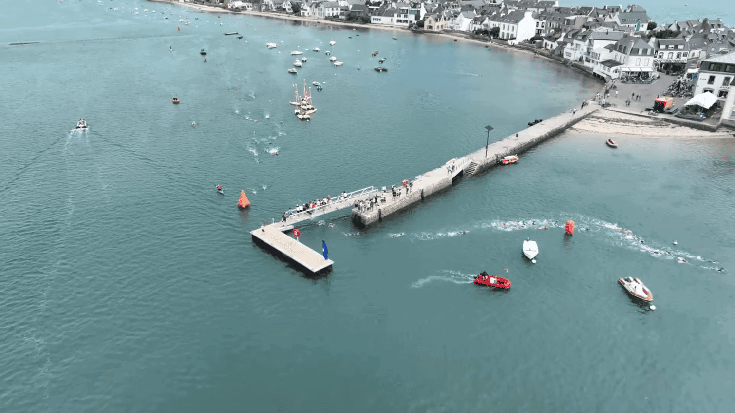 Vue aérienne d'un ponton s'élançant sur la mer.