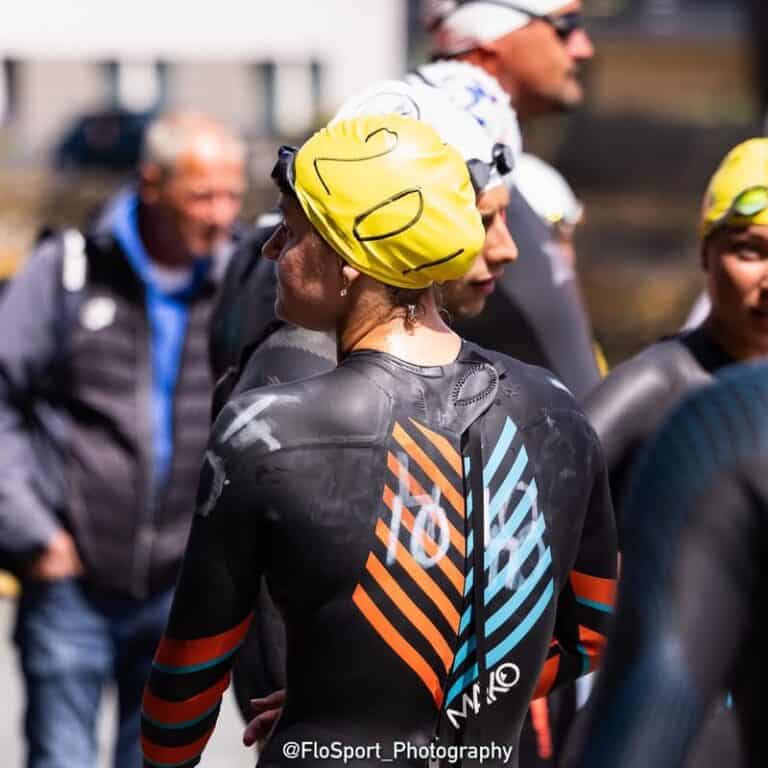 Une nageuse en combinaison de nage vue de dos