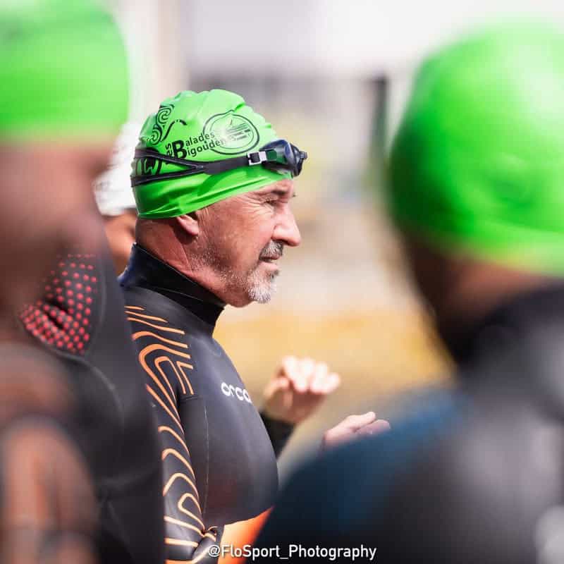 Photo de profil d'un nageur en combinaison de nage