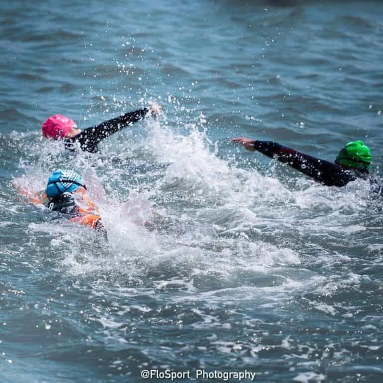 Nageurs en pleine course en mer