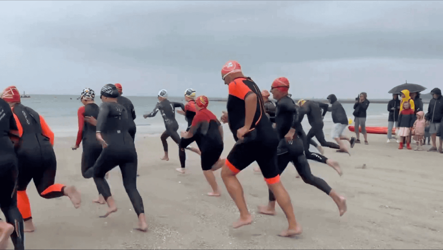 Un groupe de nageurs s'élancent dans la mer